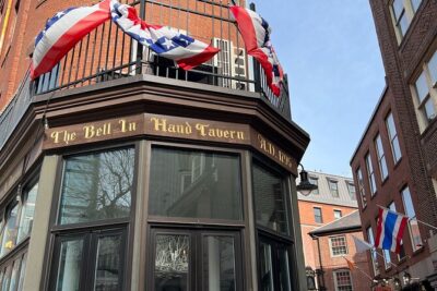 2 Hour Historic Pub Crawl in Boston - Faneuil Hall Start: Easy Meeting Point, Quick Momentum