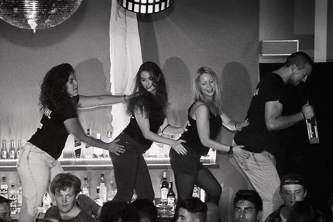 4-hour Guided Porto Pub Crawl with 6 drinks and VIP CLUBentry - Walking/Crawling tour style: why it works (and when it doesn’t)