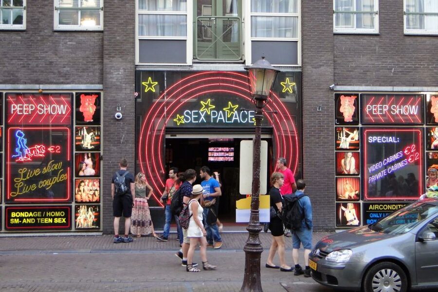 Amsterdam: Red Light District and Local Pub Tour - What guides do best here: pacing, conversation, and insider points