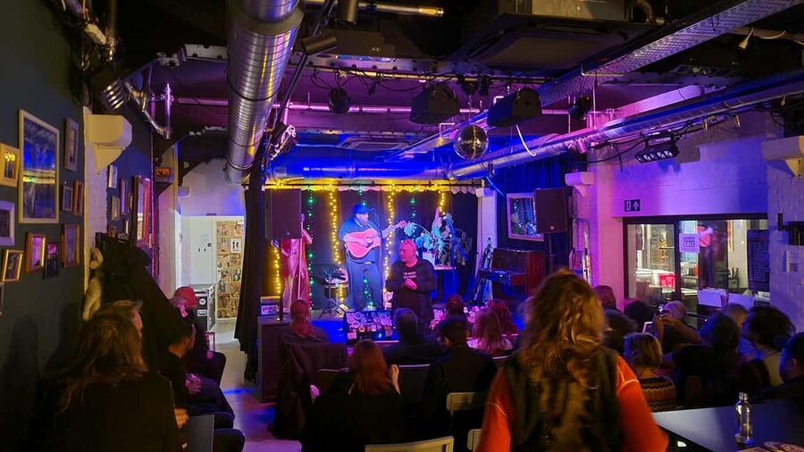 Antwerp: Pub Crawl in the Historical City - Language, walking pace, and who this tour fits best