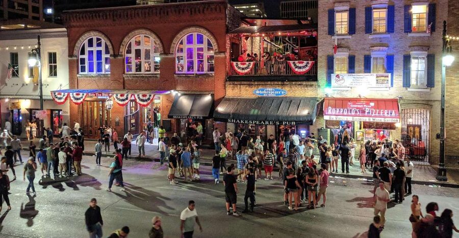 Austin: Downtown Live Music Pub Crawl - Friends Bar: Your First Dose of Austin’s Live Scene