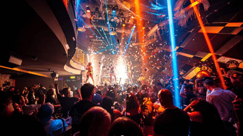 Bangkok: Pub Crawl - Juicy’s: where the night shifts from chatting to dancing