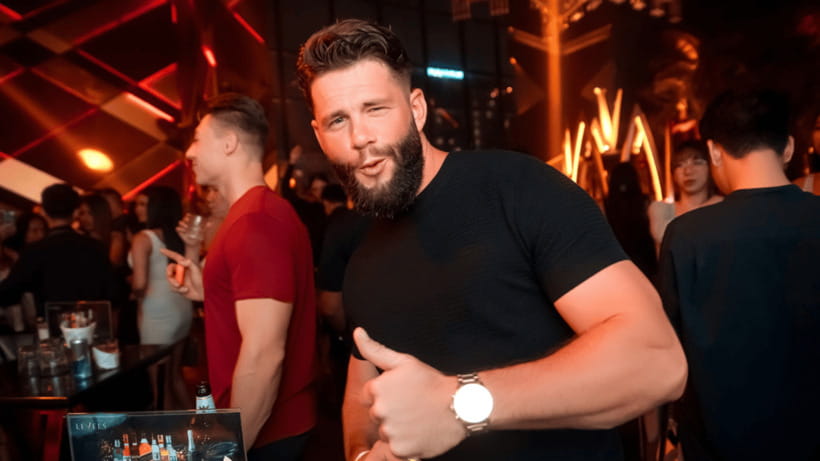 Bangkok: The Speakeasy, Rooftop & Iconic Venues Pub Crawl - The Pit Stop: strong local flavors and games that move the group