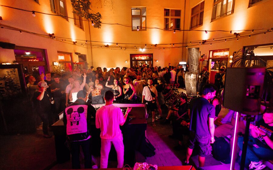 Berlin: Pub Crawl with Shots and VIP Club Entry - Touring Mitte and Friedrichshain: the bar-hopping logic