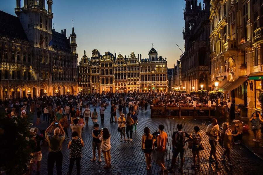 Brussels: BXL Pub Crawl Guided Tour - The 4-hour flow: four bar stops, each with a free drink and discounts