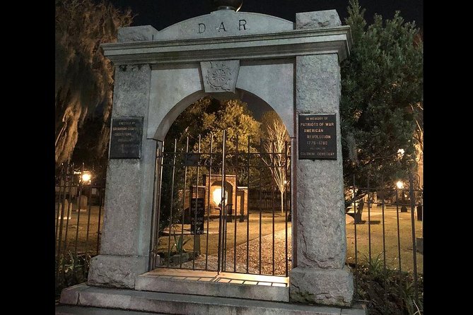Creepy Crawl Night-Time Haunted Pub Walking Tour of Savannah's Historic District - The guides: what to look for in a good night
