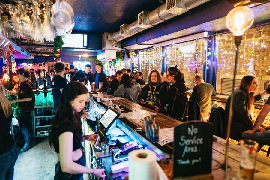 Edinburgh: 7 Bar Pub Crawl with 7 Shots & Discounts - The Seven Stops: What the Night Feels Like Between Venues