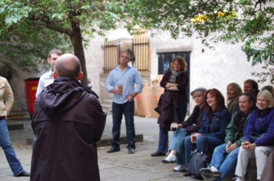 Edinburgh Literary Pub Tour with "Real-Actors" - Why Edinburgh’s Wynds and Courtyards Matter Here