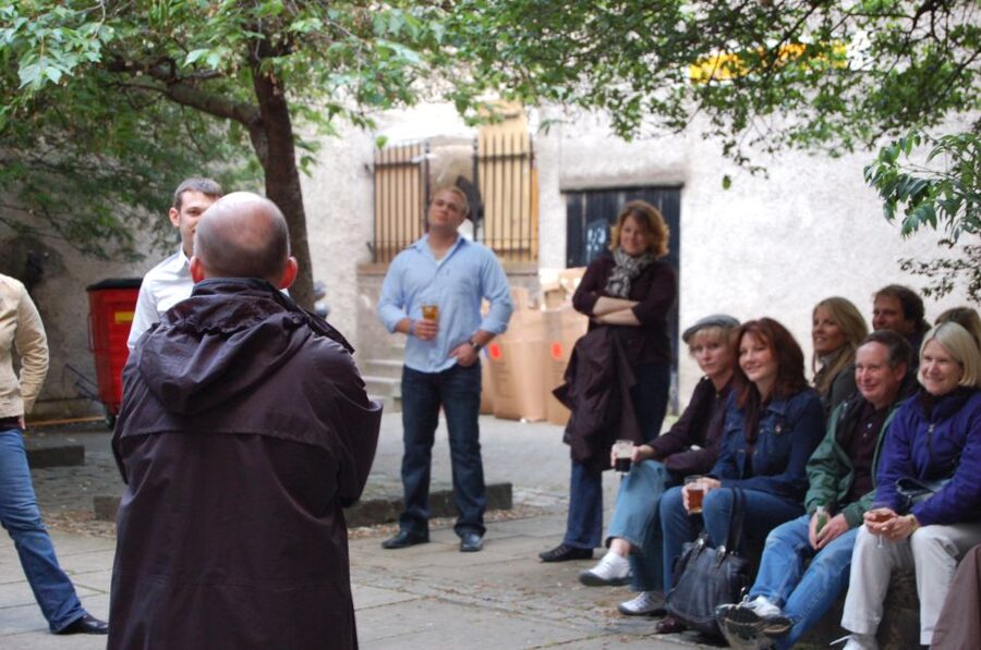 Edinburgh Literary Pub Tour with "Real-Actors" - Why Edinburgh’s Wynds and Courtyards Matter Here