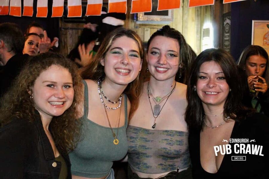 Edinburgh: Pub Crawl 7 Bars with 6 Shots - Why this pub crawl works better than DIY bar-hopping