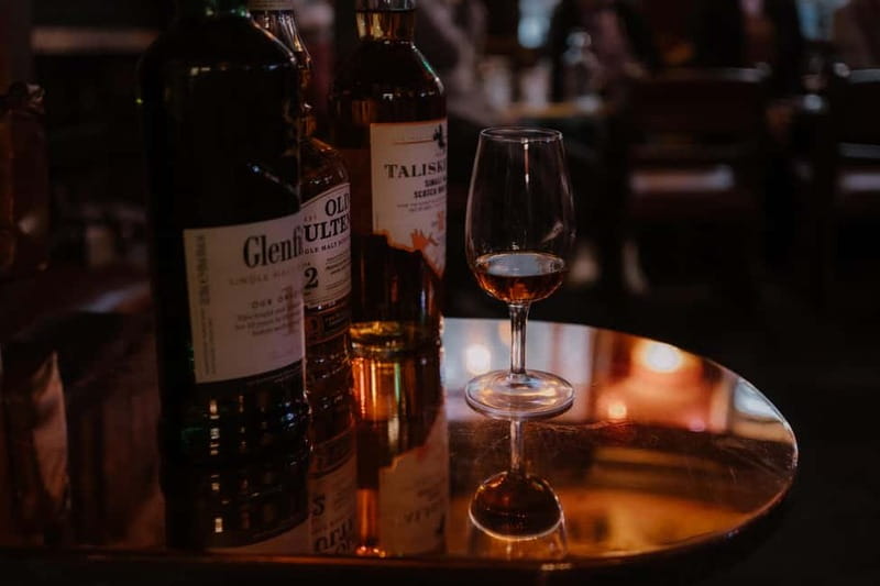 Edinburgh: Whisky Tasting and Storytelling in a Historic Pub - Timing and what to do right when you arrive