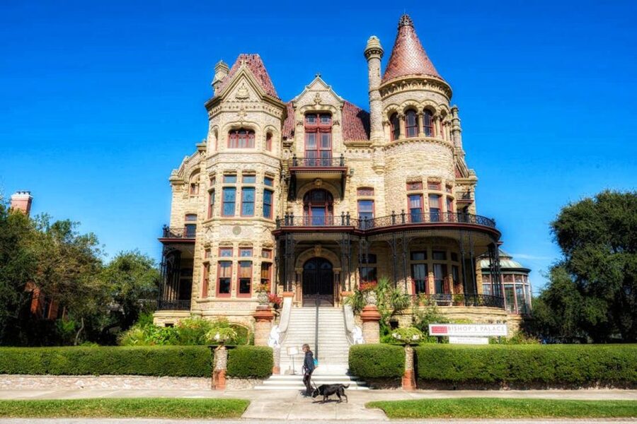 Galveston: Haunted Pub Crawl Walking Tour - Rain, Reservations, and Being Ready to Move