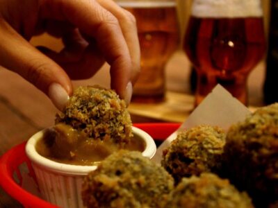 Glasgow: Beer Flight with a Haggis Taster in a Glasgow pub - The 1-hour tasting flow: how the flight and bon bons work