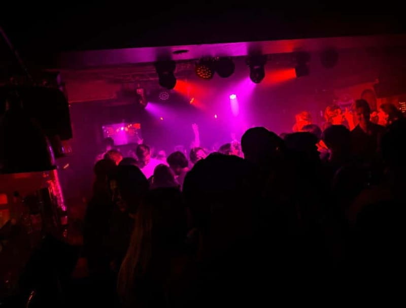 Groningen: Pub Crawl with Pub Quiz, Free Shots and Games - Meeting Point and Guides: The Purple Shirt System