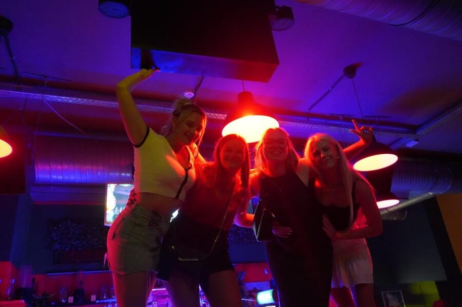 Hamburg: Reeperbahn Pub Crawl with Shots and Games - The rules on the Reeperbahn: how to avoid fines and getting kicked out