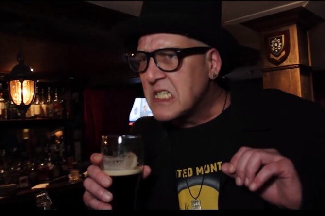 Haunted Montreal Pub Crawl - Guides make the difference: performance matters in a story-based tour