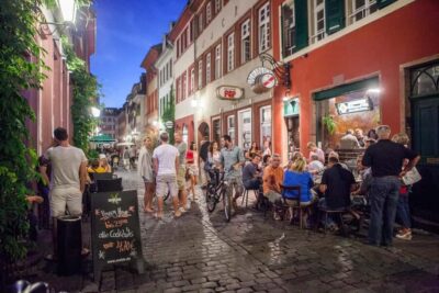 Heidelberg: Pub crawl through the old town, drinks included - Old town walking route: short stories between narrow streets