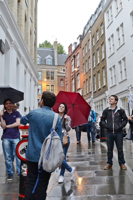 Historic pub tour with Brazilian guide (in Portuguese) - Where you start: the Shard tunnel meeting point with a UK flag