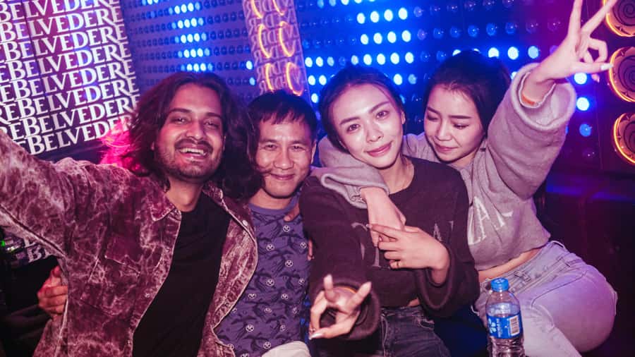 Hong Kong: 3-Hour Lan Kwai Fong Pub Crawl - Dead& Bar to Lan Kwai Fong: the quick-hit nightlife format