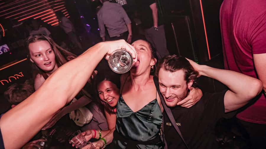Hong Kong: 3-Hour Lan Kwai Fong Pub Crawl - Bars 3 and 4 of the evening: the pattern stays the same