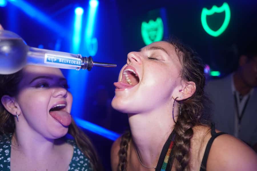 Hong Kong: 3-Hour Lan Kwai Fong Pub Crawl - Guides and hosts: why the human energy matters
