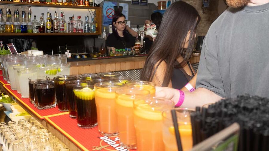 Krakow: Pub Crawl 1H Open Bar, VIP Entry & Welcome Shots - Photo Moments from a Professional Photographer