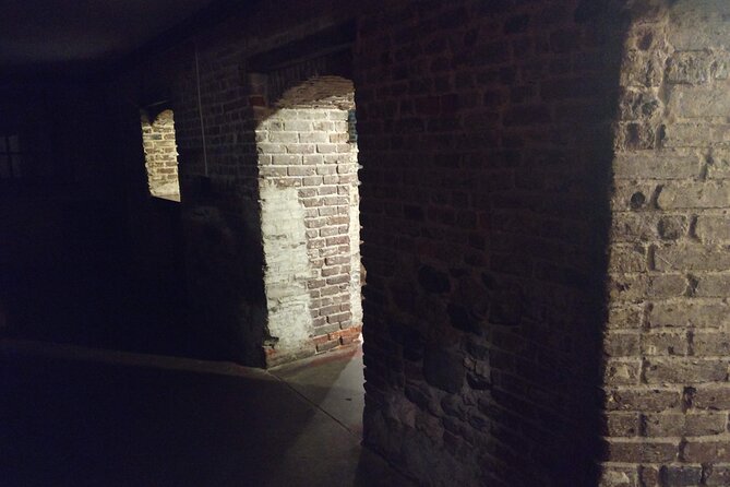 Late Night Savannah Haunted Pub Crawl - Finding Raven at 1790 Inn on President Street