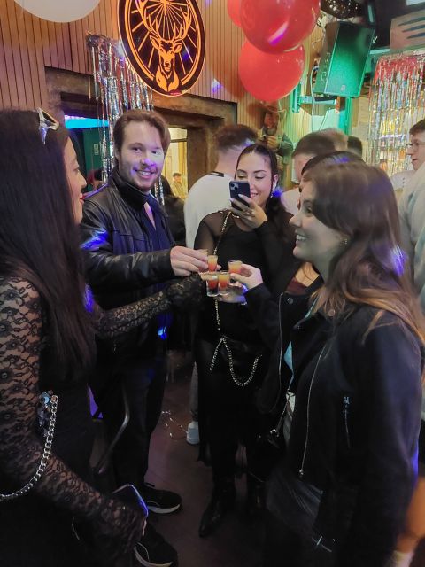 Lisbon Pub-crawl: 1h of open bar, Shots and VIP Club Entry - Starting at Miradouro de São Pedro de Alcântara, with the night already in motion