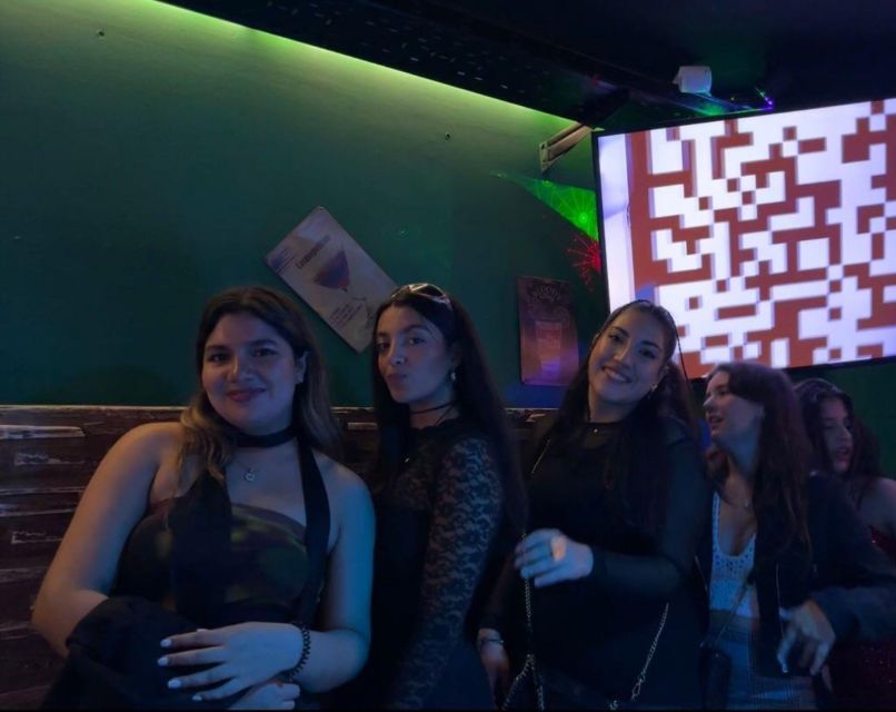 Lisbon Pub-crawl: 1h of open bar, Shots and VIP Club Entry - Bairro Alto: a guided walk that turns streets into your warm-up