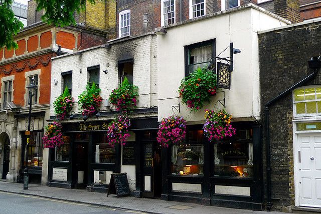 London: 2-Hour Historic Pub Tour - Getting your bearings on foot through historic back lanes