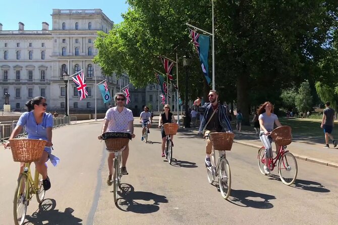 London Bike Tour: Landmarks, Secret Gems, Pub Stop & Street Art - Admiralty Arch and Trafalgar Square: the perfect between-sights stretch