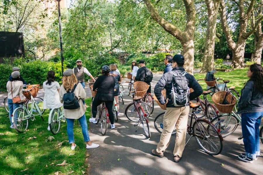 London: Landmarks & Secrets Bike Tour with Pub & Street Art - St James’s Park and Buckingham Palace: royal sights with workable timing