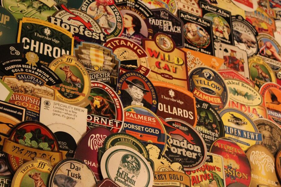 London: Private Pub Tour - The Tour’s First Stop: A Pub Split into Two