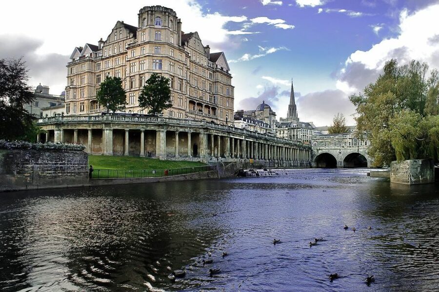 London: Windsor, Stonehenge & Bath with 14th-Century Pub - Coach comfort and the timing math behind a 12.5-hour day