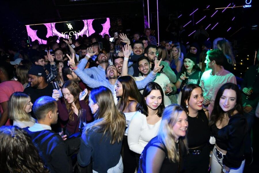 Madrid: Guided Pub Crawl Madrid Experience and Club Entry - Shots, drink discounts, and party games that actually build a group