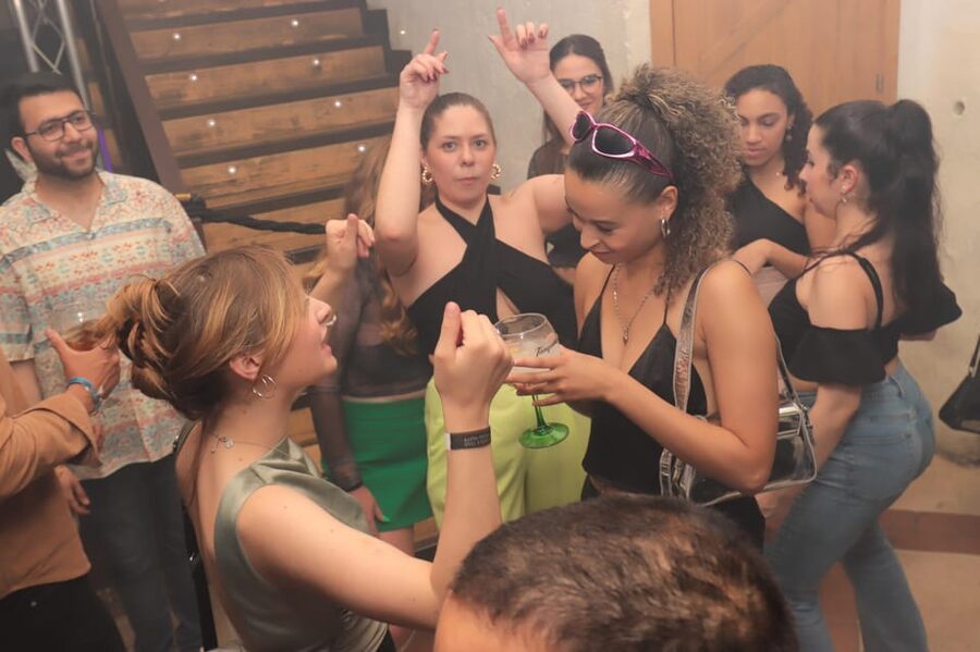 Madrid: Top Pub-Crawl with Drinks and Nightclub Entry - Puerta del Sol stop: an hour built around music and quick momentum
