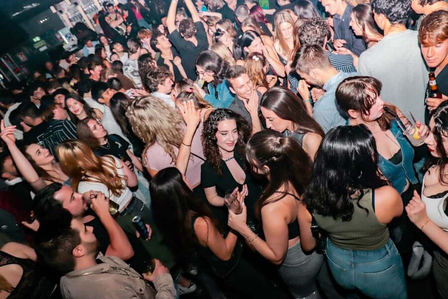 Madrid: Top Pub-Crawl with Drinks and Nightclub Entry - Price and value: what $10 buys you (and what it won’t)