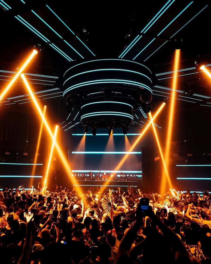 Miami Pub Crawl + Clubbing Experience - Meeting people without forcing it