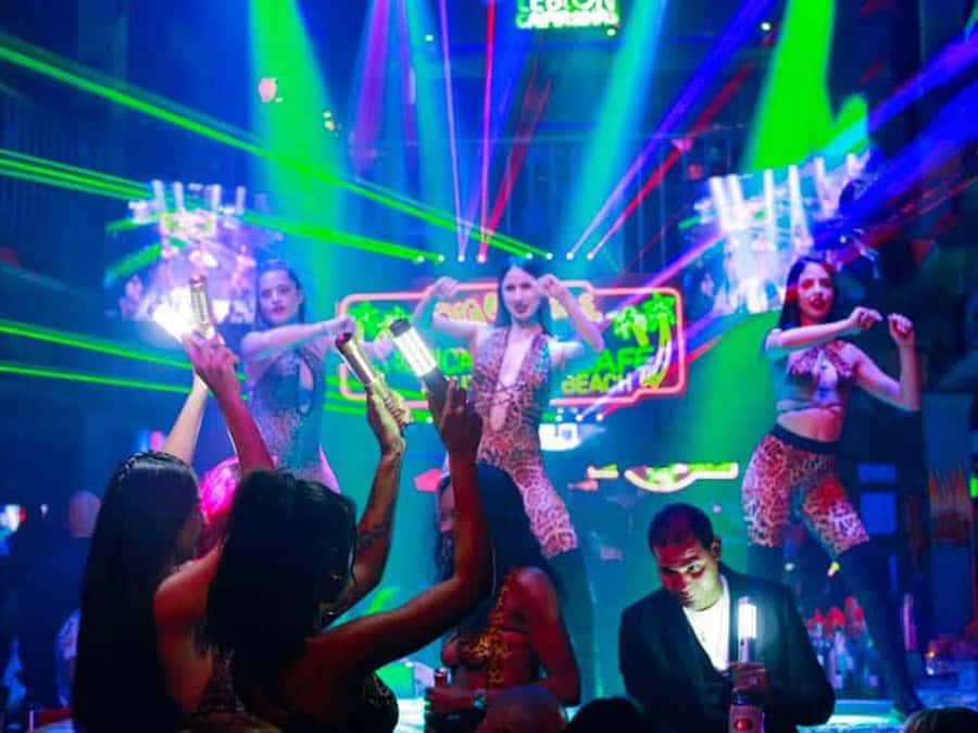 Miami Pub Crawl + Clubbing Experience - The South Beach nightlife route: how the night flows
