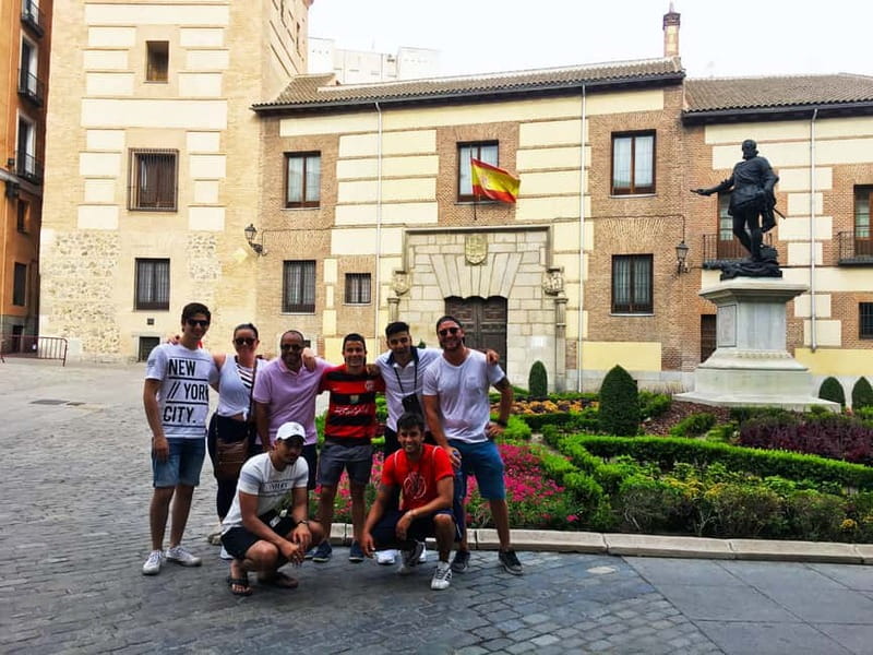 Mysteries & Tapas Tour in Madrid + Pub Crawl - Puerta del Sol: the easy start that keeps you from hunting