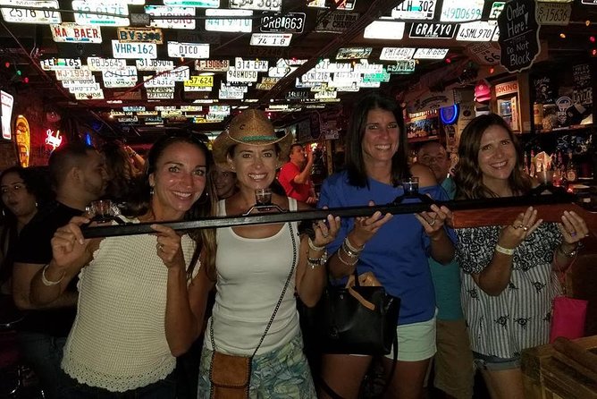 Nashville's Honky-Tonk Walking Sightseeing Pub Crawl - The guide factor: comedy plus real downtown instincts
