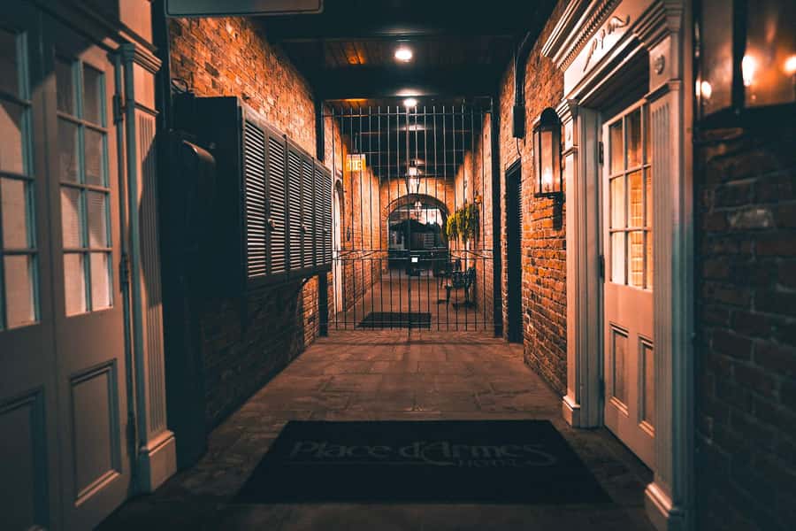 New Orleans: True Crime Pub Crawl - The Walk and the Night-Style Pace: Rain or Shine