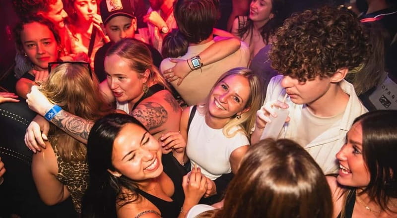 Nice: Bar/Pub Crawl with Free Shots and VIP Entry - Three Bars and One Nightclub: How the Evening Flows