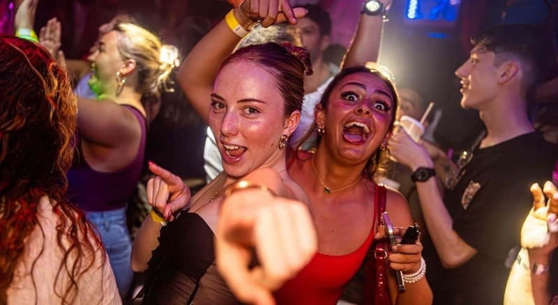 Nice: Bar/Pub Crawl with Free Shots and VIP Entry - €5 Drinks, Free-Poured Shots, and VIP Entry: Value You Feel