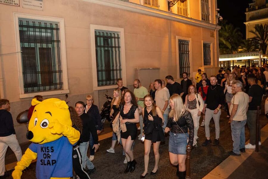 Nice : Yellow Pub Crawl - Social Bars, Games & Meet People - Meeting at AKATHOR PUB and getting grouped quickly