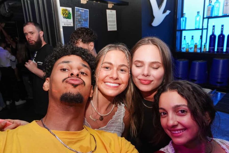 Nice : Yellow Pub Crawl - Social Bars, Games & Meet People - Icebreakers and hosts: why solo nights feel safer and easier