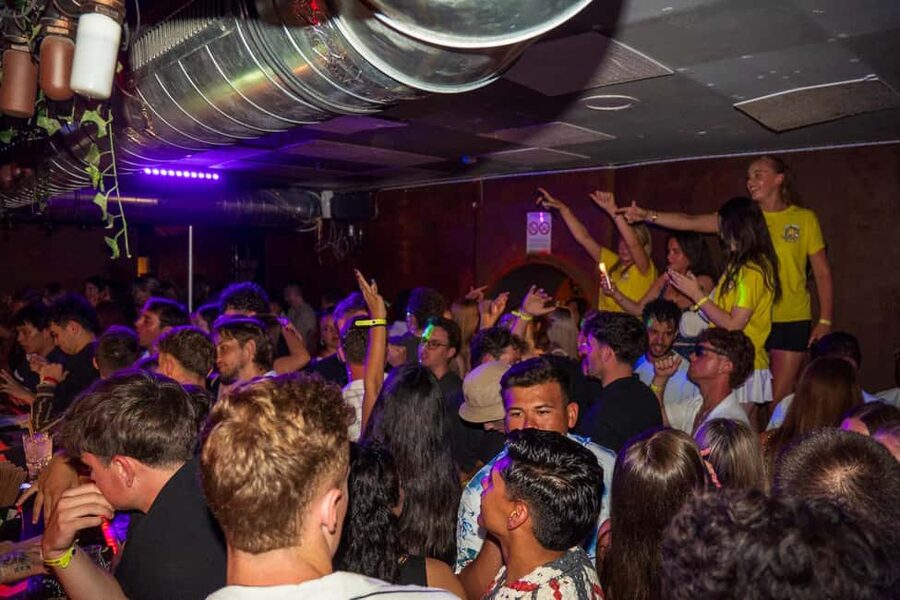 Nice : Yellow Pub Crawl - Social Bars, Games & Meet People - Drink deals and what they mean for your budget