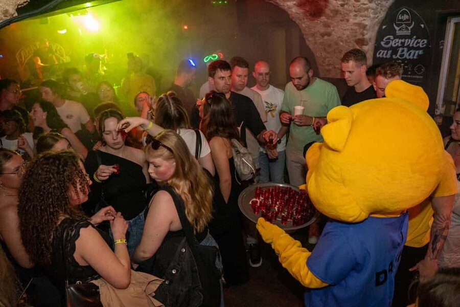 Nice : Yellow Pub Crawl - Social Bars, Games & Meet People - Free VIP entry to a real Niçois club: the fast-track part