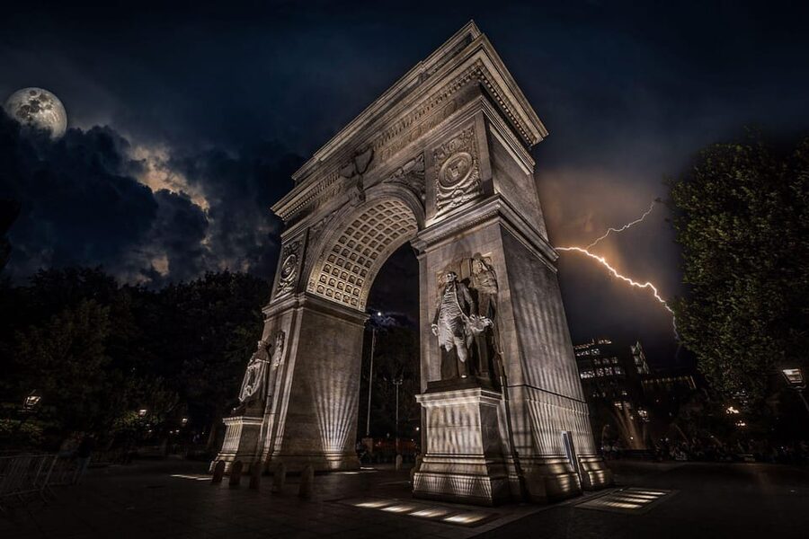 NYC: Boos & Booze Haunted Pub Crawl - The crawl flow: from mob whispers to speakeasy shadows
