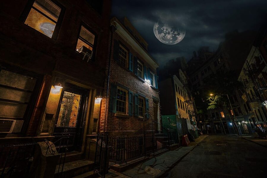 NYC: Boos & Booze Haunted Pub Crawl - The Friends-style apartment photo moment: quick, fun, and easy